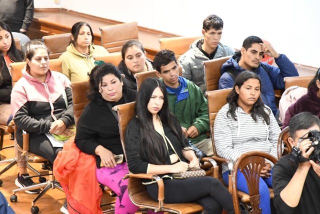 Funcionarios en reunión de trabajo analizando planos de viviendas sociales