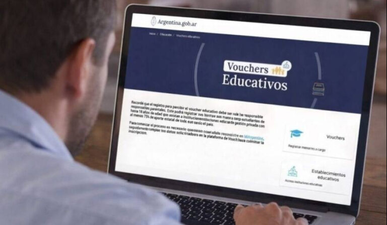 Ilustración de un voucher o comprobante junto a elementos escolares como libros y un lápiz, representando el beneficio educativo.