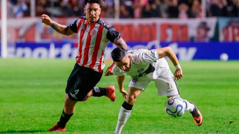 Partido de fútbol entre Barracas Central y Olimpia en el estadio Florencio Sola