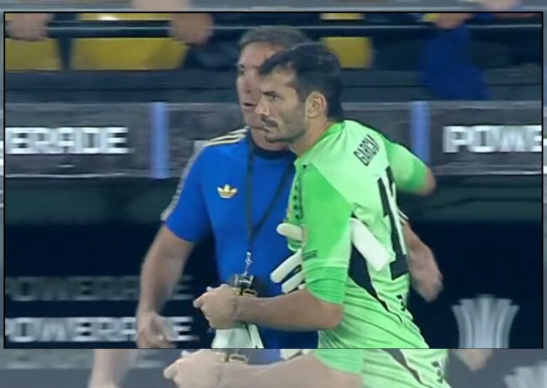 Javier García atajando en el partido Boca vs Barcelona por Copa Libertadores