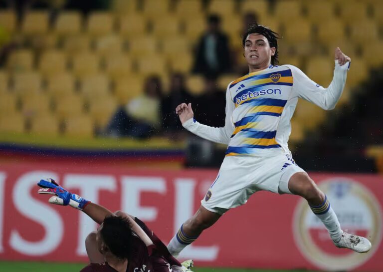 Jugadores de Boca Juniors en el campo de juego bajo la lluvia durante el partido ante Barcelona de Guayaquil