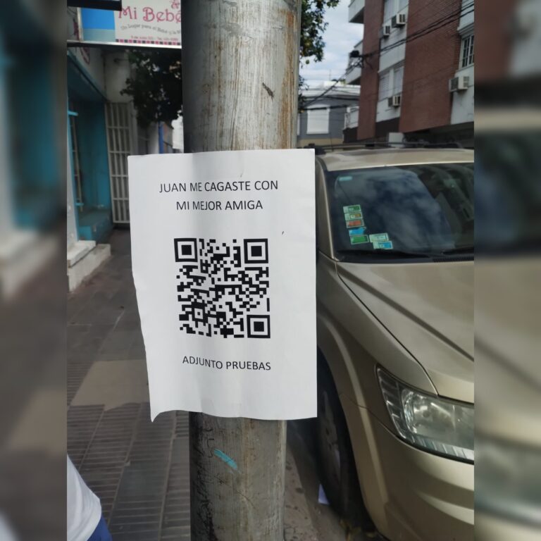 Cartel con código QR pegado en un poste en el centro de Santiago del Estero