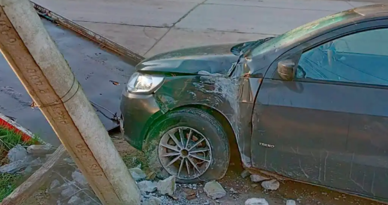 Auto chocado contra columna en barrio Borges, Santiago del Estero