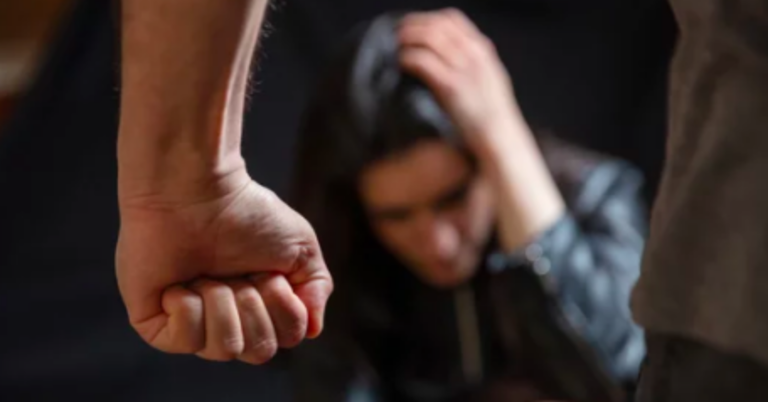 Mujer joven con expresión angustiada frente a una comisaría en Loreto, Santiago del Estero