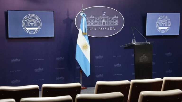 Periodista con micrófono en una conferencia de prensa, simbolizando la libertad de prensa