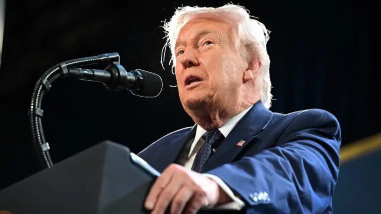 Donald Trump hablando en un evento político