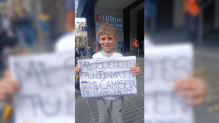 Niño con camiseta de Boca Juniors soñando con conocer a sus ídolos
