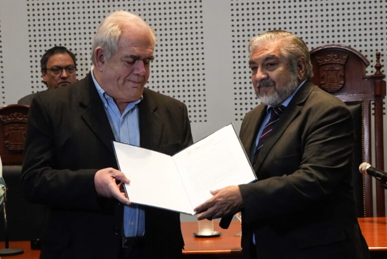 Tucho Riccardo durante el homenaje en el Concejo Deliberante de la Capital