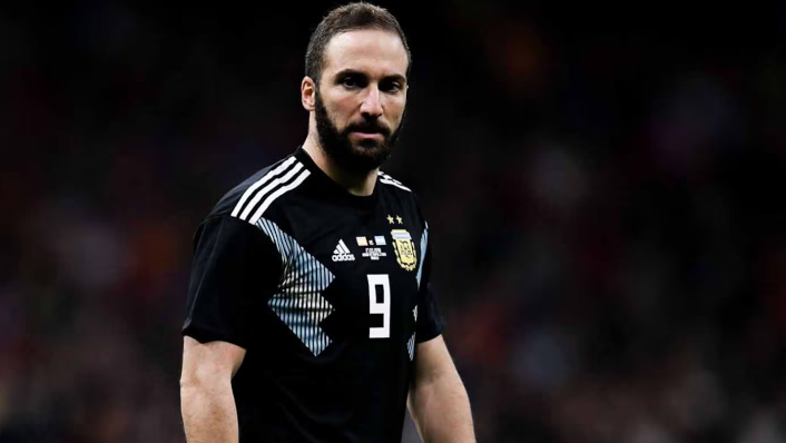 Gonzalo Higuaín con look casual y barba en Miami