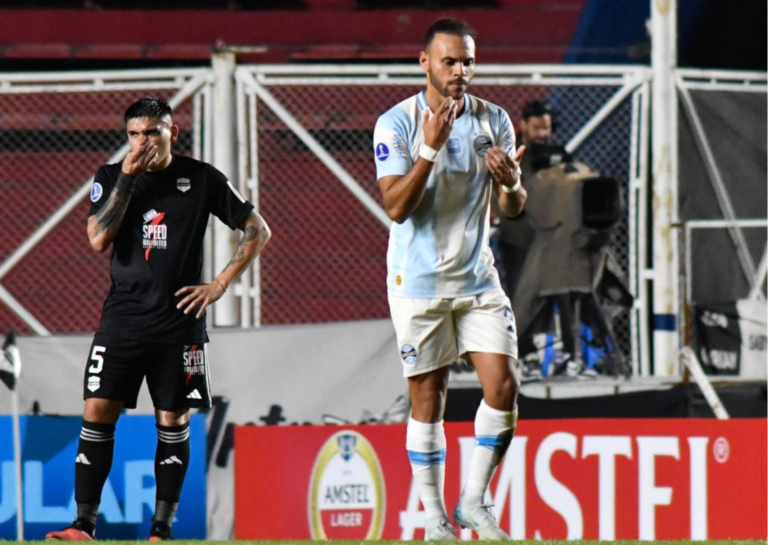 Partido de fútbol entre Gremio y Deportivo Riestra en el Nuevo Gasómetro por la Copa Sudamericana