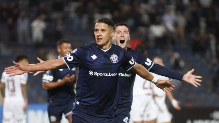 Jugadores de Independiente Rivadavia celebrando el pase a octavos de la Copa Libertadores
