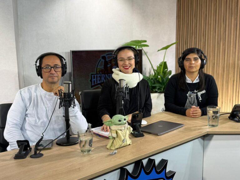 Logotipo del programa La Mañana de Info con micrófonos y fondo de estudio de radio