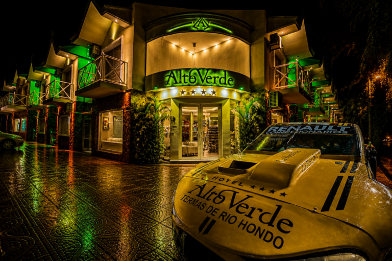 Exhibición de autos del Turismo Carretera en el Hotel Alto Verde de Las Termas de Río Hondo
