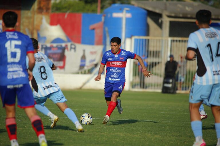 Nicolás Juárez con la camiseta de Güemes