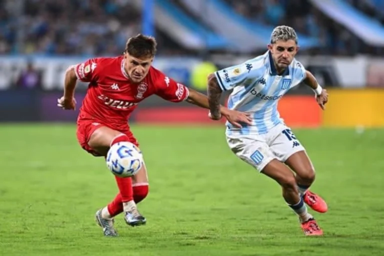 Estadio Presidente Perón durante un partido de Racing y Huracán