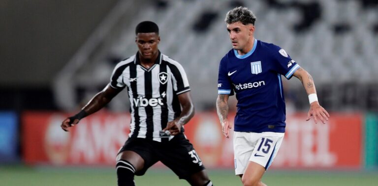 Jugadores de Racing cabizbajos tras la derrota ante Botafogo en la Copa Sudamericana