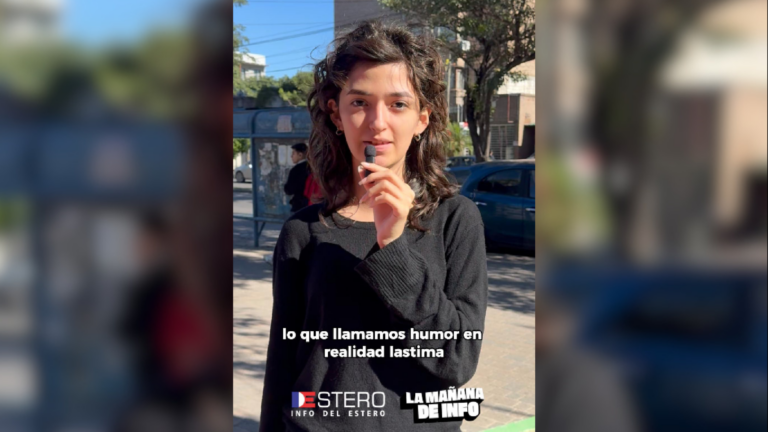 Personas conversando en la calle de Santiago del Estero, reflejando el límite entre el humor y el maltrato