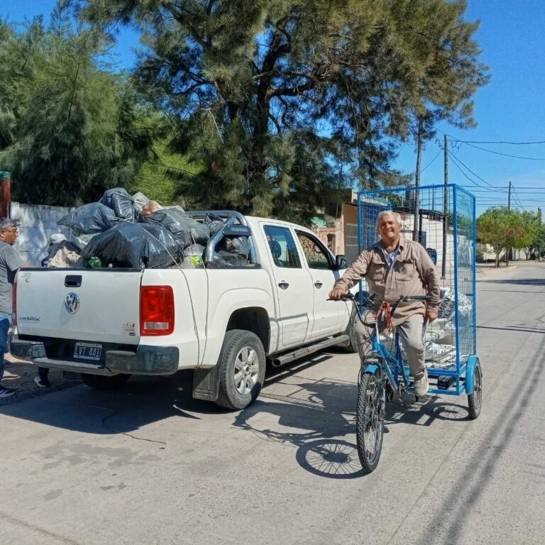 Recuperador urbano en Santiago del Estero con carro de cartón