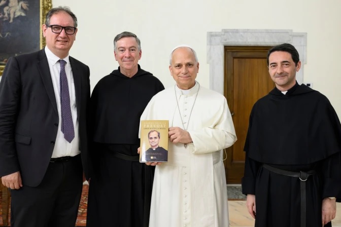 Portada del libro Libres bajo la gracia del Papa León XIV