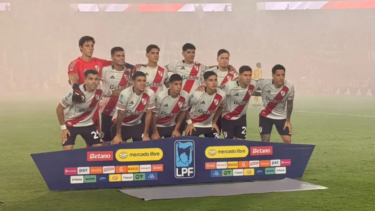Estadio Monumental con River Plate y Atlético Tucumán en el campo de juego