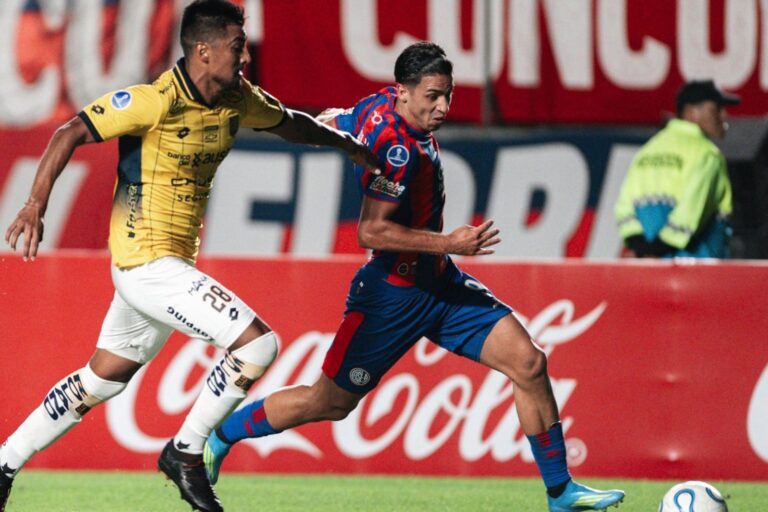 Escudo de San Lorenzo y Deportivo Cuenca previo al partido por Copa Sudamericana
