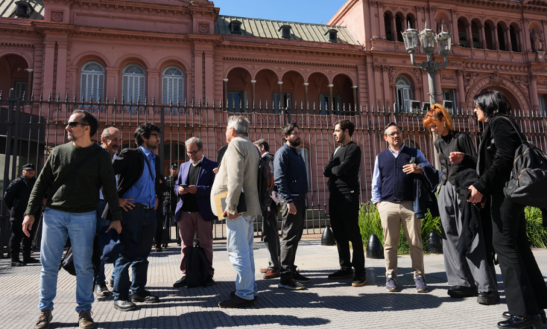 Sala de prensa de la Casa Rosada con periodistas trabajando