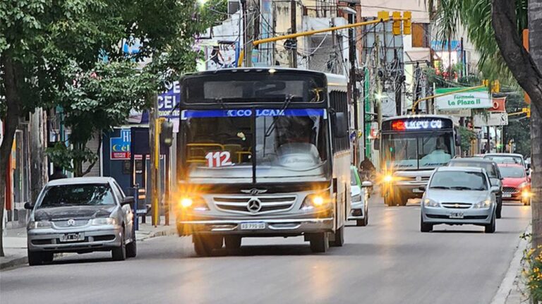 Colectivo de transporte público circulando en Santiago del Estero