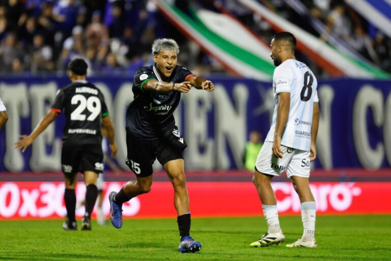 Jugadores de Vélez celebrando un gol en el partido ante Gimnasia y Tiro por la Copa Argentina
